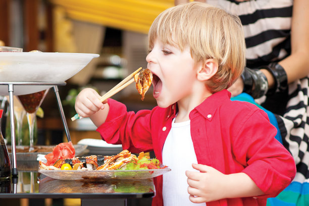 小男孩吃日本食物图片下载