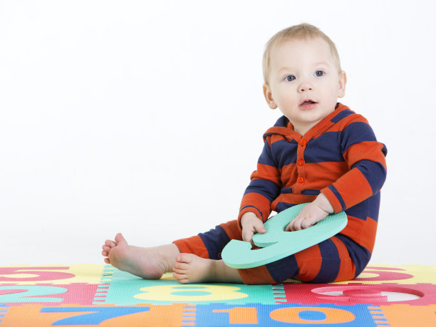 画室里的迷人男孩图片下载