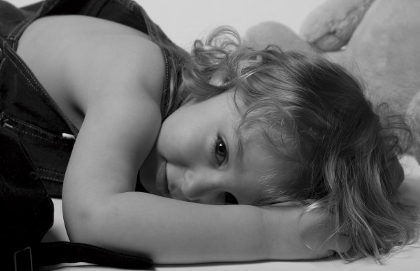 睡觉的孩子图片下载