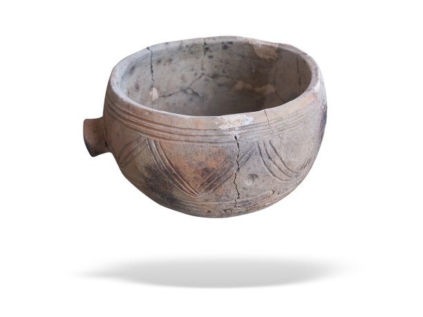 史前陶器孤立在白色之上图片下载