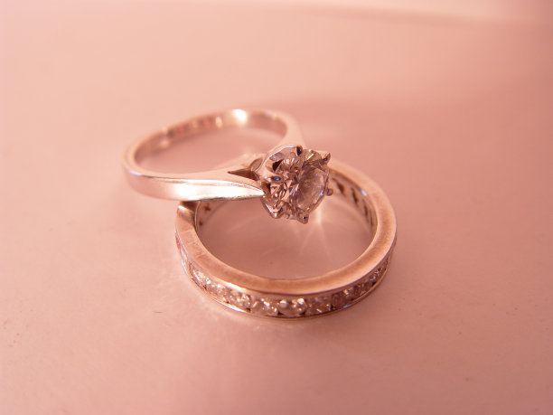 女士的结婚和订婚钻戒图片下载