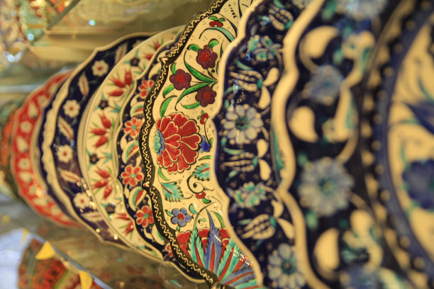 传统的土耳其陶瓷板排列在架子上图片下载