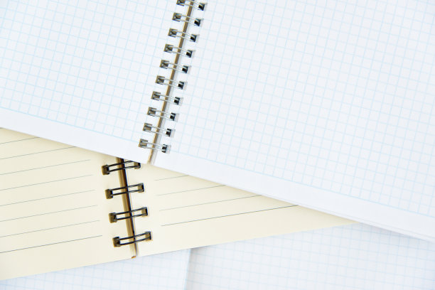 在木制背景上打开笔记本图片下载