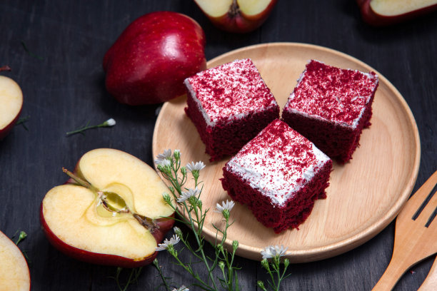 黑木桌上放着木盘里的苹果蛋糕图片下载