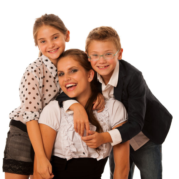 美丽年轻的母亲与女儿和儿子隔离怀特图片下载