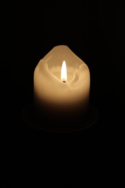 黑暗中的蜡烛图片下载