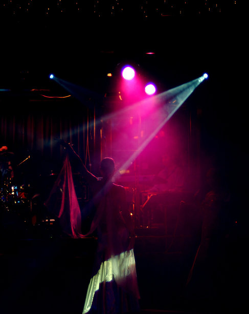 在反射灯下跳舞图片下载