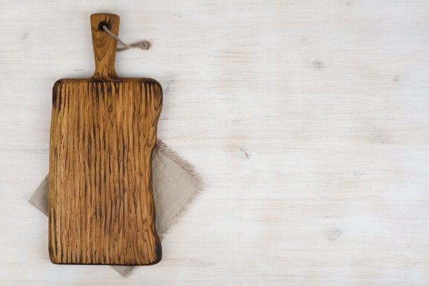 复古砧板与亚麻餐巾在木制纹理的背景图片下载