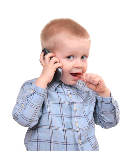 用手机聊天的男孩图片下载