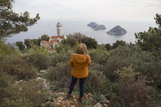 年轻人在看风景图片下载