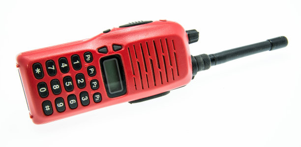 使用便携式超高频无线电收发机，隔离在白色背景上图片下载