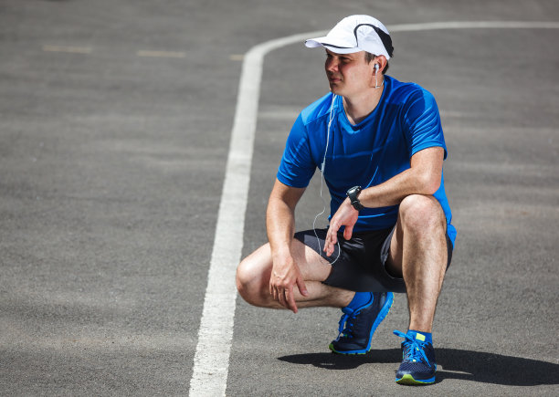 年轻的男运动员正准备出发。图片下载