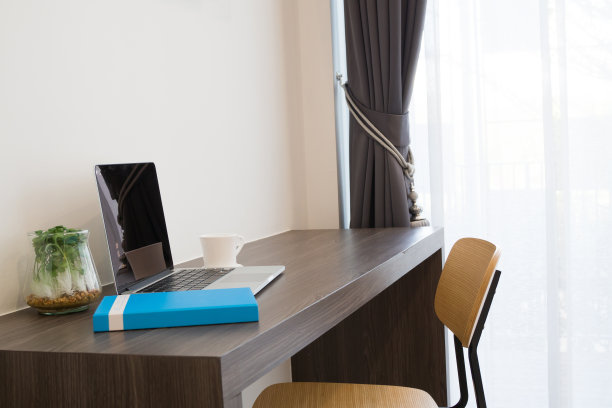 办公桌上有笔记本电脑，咖啡杯和笔记本纸。图片下载