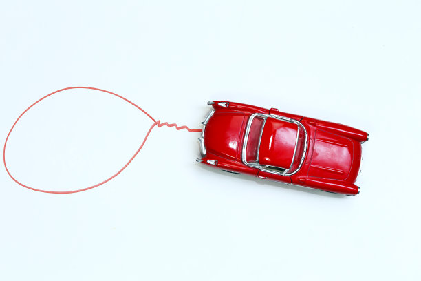 红色玩具车与谈话气泡空间为您的信息。图片下载