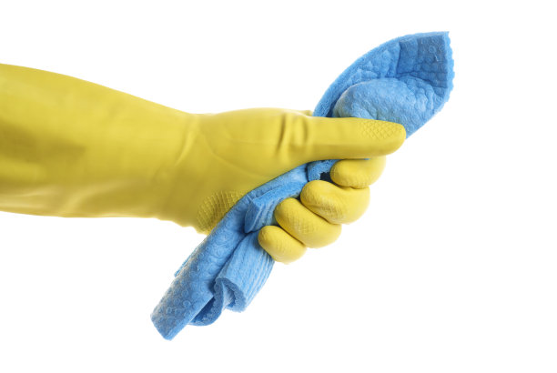 手在橡胶手套上用海绵隔离白色图片下载