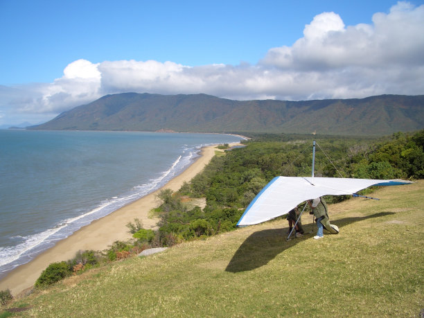 在山上悬挂滑翔机图片下载