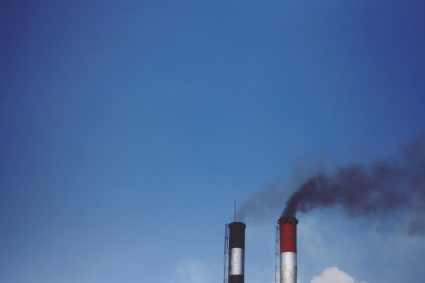 从烟囱里散出的黑烟图片下载