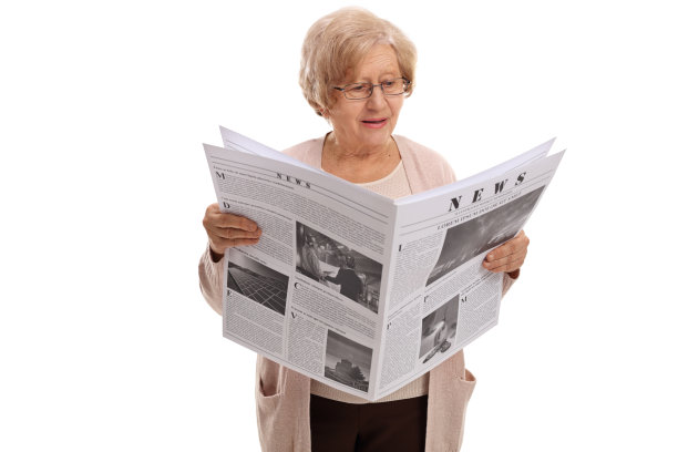 看报纸的成熟女人图片下载