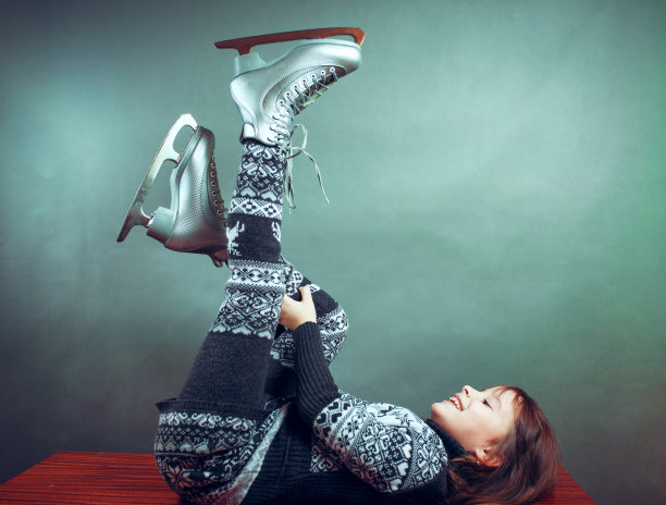 背景是一个穿着冰鞋的小女孩图片下载