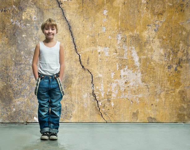 男孩穿着牛仔裤图片下载