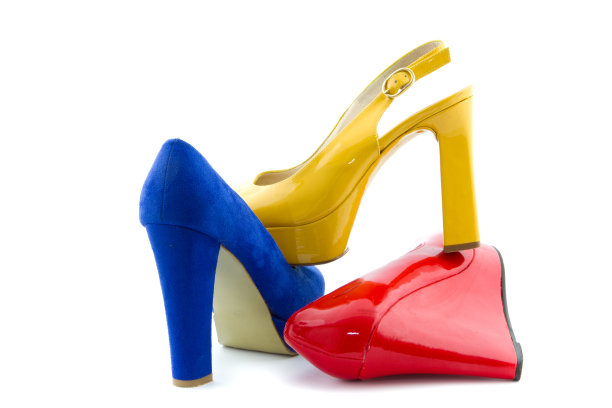 蓝色、黄色和红色的高跟鞋图片下载