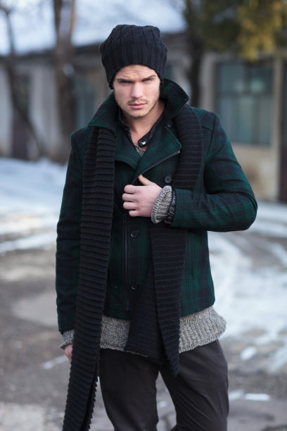 年轻的时尚男士手牵夹克图片下载