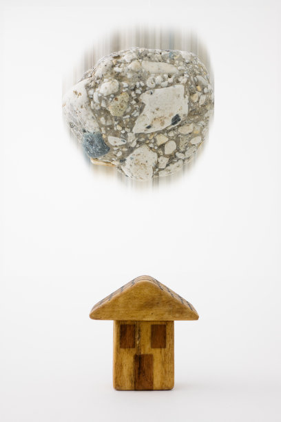 危险税:石头砸在房子上图片下载