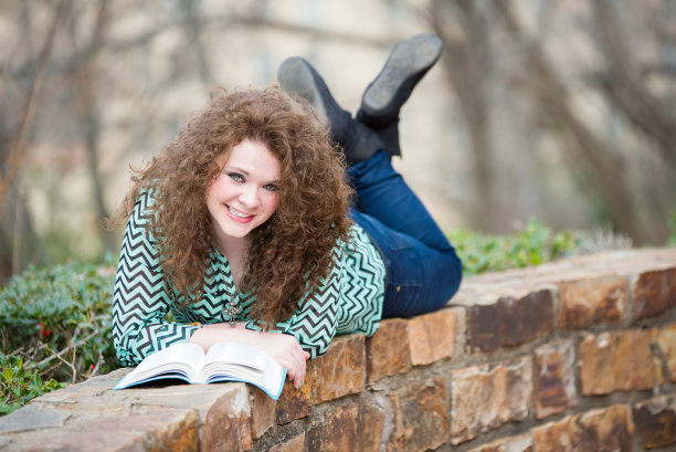 拿着圣经的少女图片下载