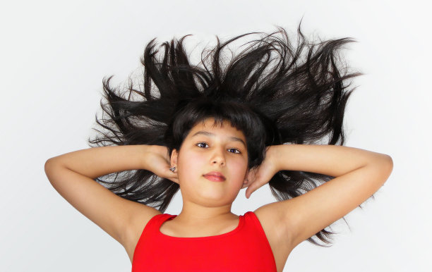 白色背景上的女孩和头发图片下载