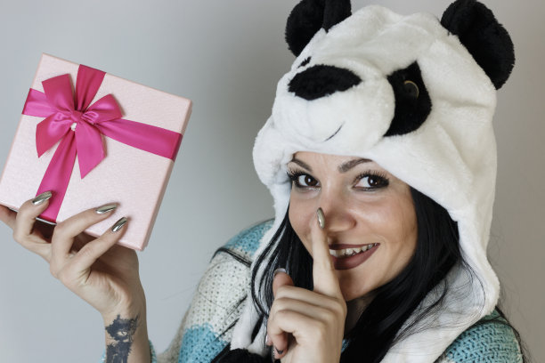 女孩拿着礼盒图片下载