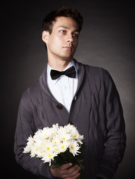 时髦的年轻人拿着花图片下载