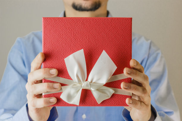 拿着礼盒的男孩图片下载