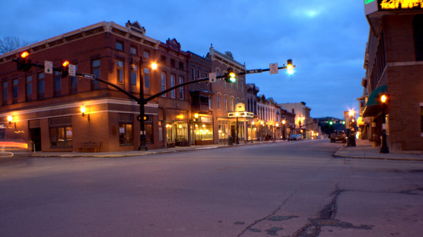 夜晚小镇的城市景观图片下载