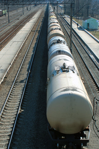 在货运火车站装有燃料和货物车厢的油箱图片下载