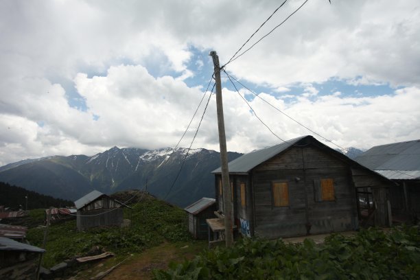 山上的小木屋视图图片下载