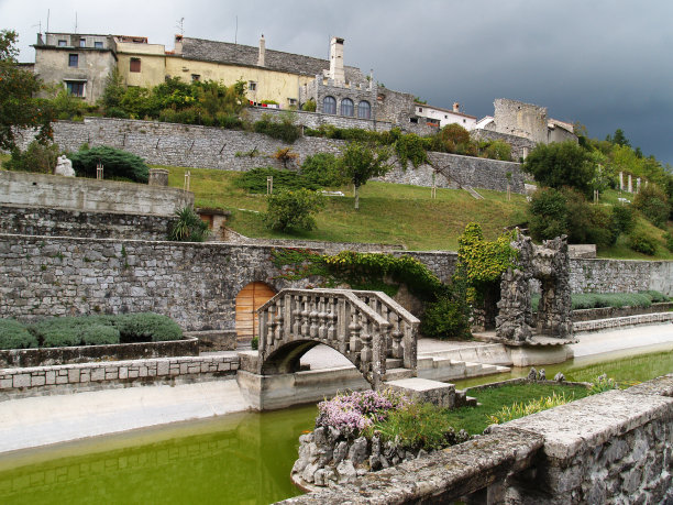 斯坦杰尔，法拉利别墅旁的花园图片下载
