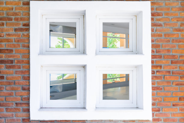 砖墙上的窗户可以看到室内图片下载