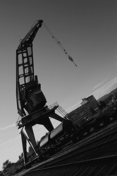 港口起重机在货车上的黑色和白色图片下载