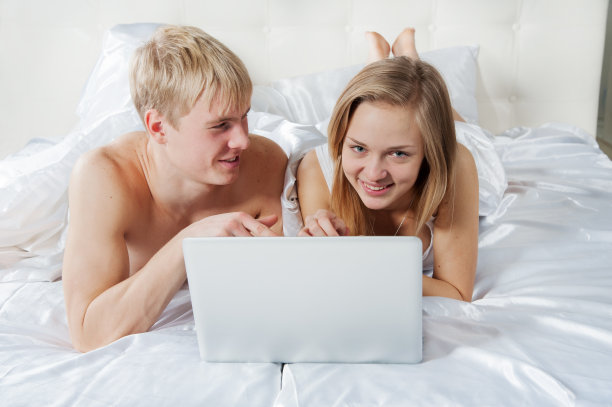 男孩和女孩指着笔记本电脑图片下载