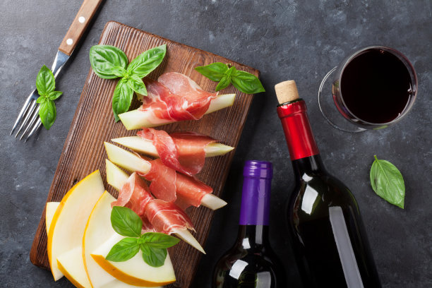 鲜甜瓜配意大利熏火腿和罗勒图片下载