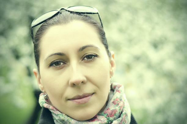 美丽的棕发女人图片下载