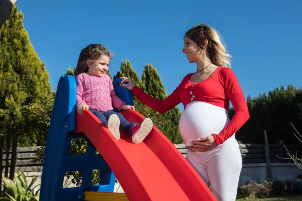 快乐的孕妇和她的女儿图片下载