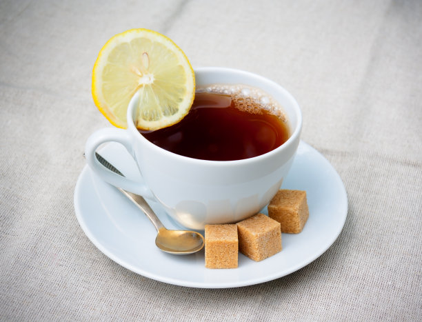 茶点上放着红糖和柠檬。图片下载