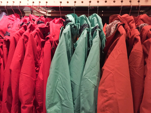 五颜六色的冬季夹克，冬天的季节图片下载