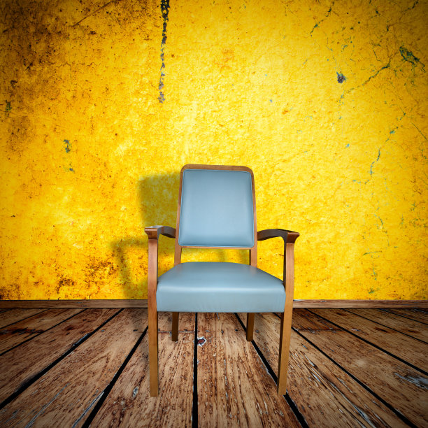 抽象的垃圾、破旧的室内和单椅子的照片图片下载