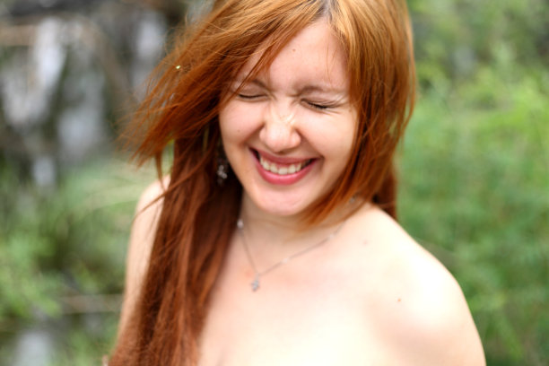 公园里年轻美女的肖像图片下载