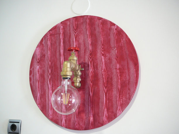 装在壁灯里图片下载