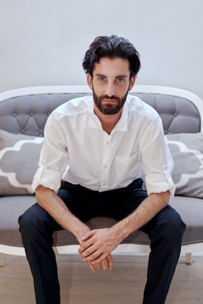 聪明帅气的男人坐着图片下载