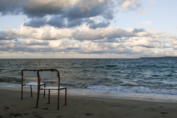 沙滩上的两把椅子图片下载