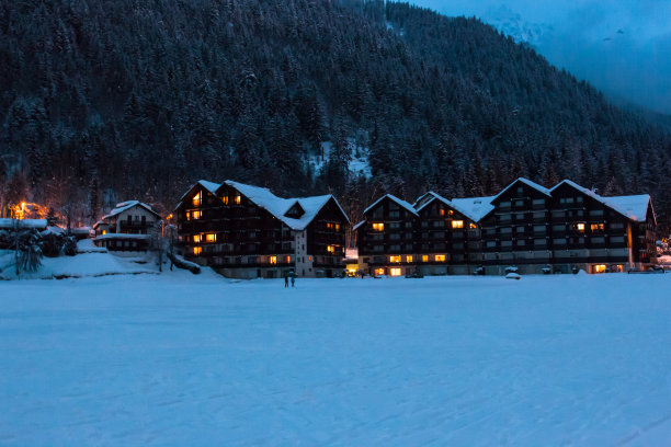 法国阿尔卑斯山的大木屋图片下载